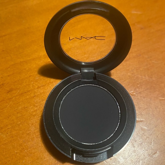 MAC Matte Eye Shadow Carbon - Picture 6 of 16